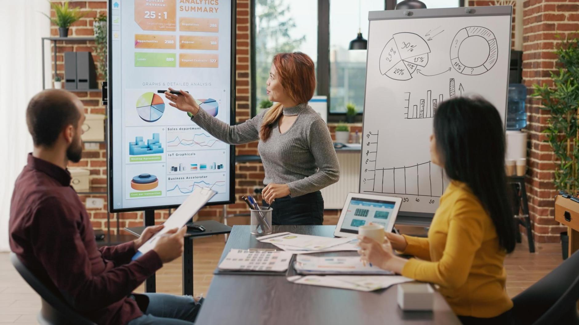 Grupo de profesionales colaborando en sesión de aprendizaje SEO móvil